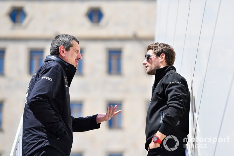 Steiner: “Te juro que no sé qué hacer…”. Grosjean: “Ya, da mucha rabia…”. Steiner: “Ah no, si estaba pensando que no sé qué hacer aquí, he dejado hasta de ver la carrera, total, ¿para qué?”