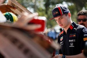 Max Verstappen, Red Bull Racing deelt handtekeningen uit aan fans