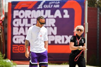 Lewis Hamilton, Mercedes AMG F1 ve Angela Cullen, Mercedes padokta