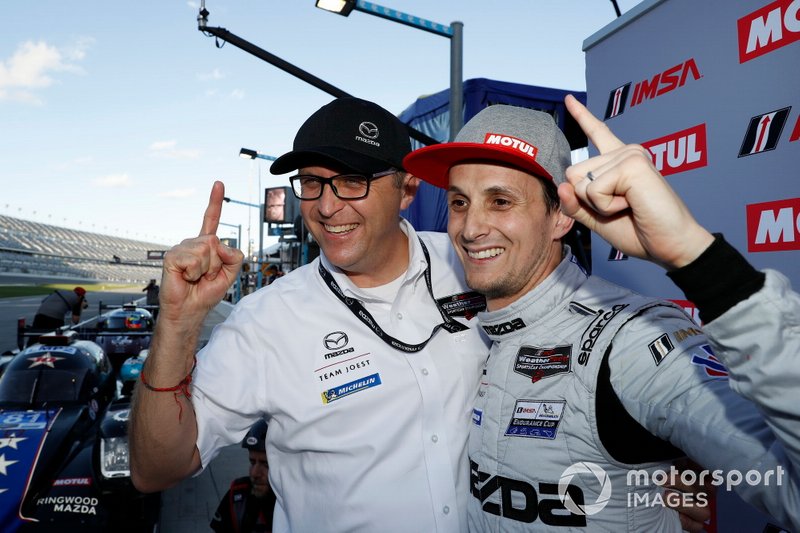 Il vincitore del Motul Pole Award #77 Mazda Team Joest Mazda DPi, DPi: Oliver Jarvis con il direttore del Motorsport Mazda John Doonan