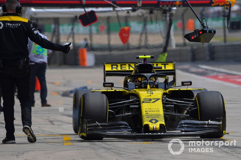 Nico Hulkenberg, Renault F1 Team R.S. 19, dans les stands durant les essais