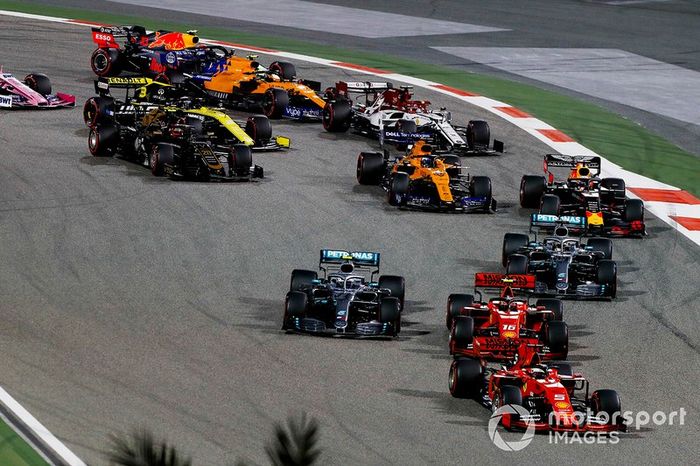 Sebastian Vettel, Ferrari SF90 lidera a Charles Leclerc, Ferrari SF90, Valtteri Bottas, Mercedes AMG W10 y Lewis Hamilton, Mercedes AMG F1 W10 al inicio