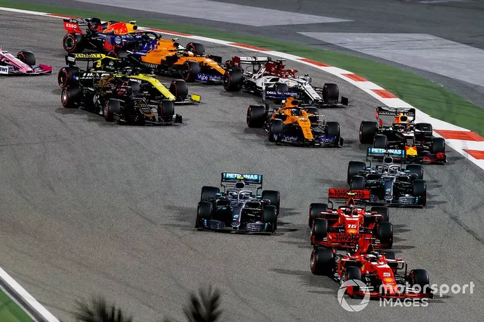 Sebastian Vettel, Ferrari SF90 lidera a Charles Leclerc, Ferrari SF90, Valtteri Bottas, Mercedes AMG W10 y Lewis Hamilton, Mercedes AMG F1 W10 al inicio