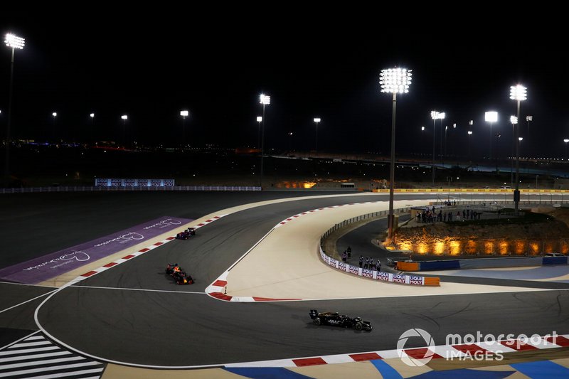 Kevin Magnussen, Haas F1 Team VF-19, Max Verstappen, Red Bull Racing RB15