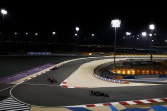 Kevin Magnussen, Haas F1 Team VF-19, voor Max Verstappen, Red Bull Racing RB15
