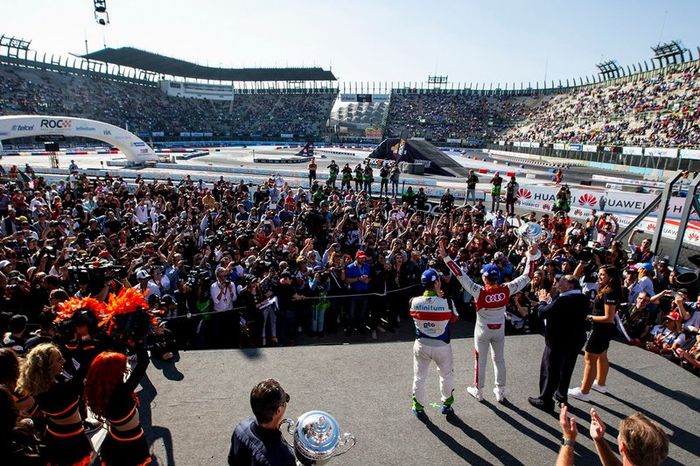 Ganador, Benito Guerra celebra con Loic Duval y Sebastian Vettel