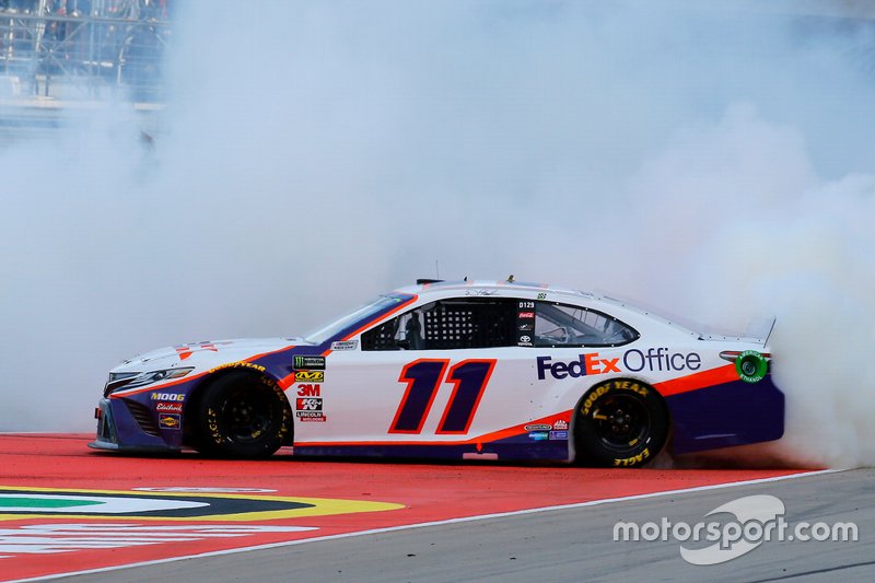 Ganador, Denny Hamlin, Joe Gibbs Racing, Toyota Camry FedEx Office