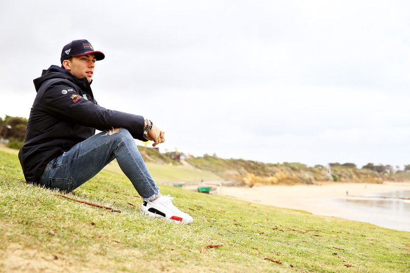 Pierre Gasly, Red Bull Racing, si prepara per fare surf
