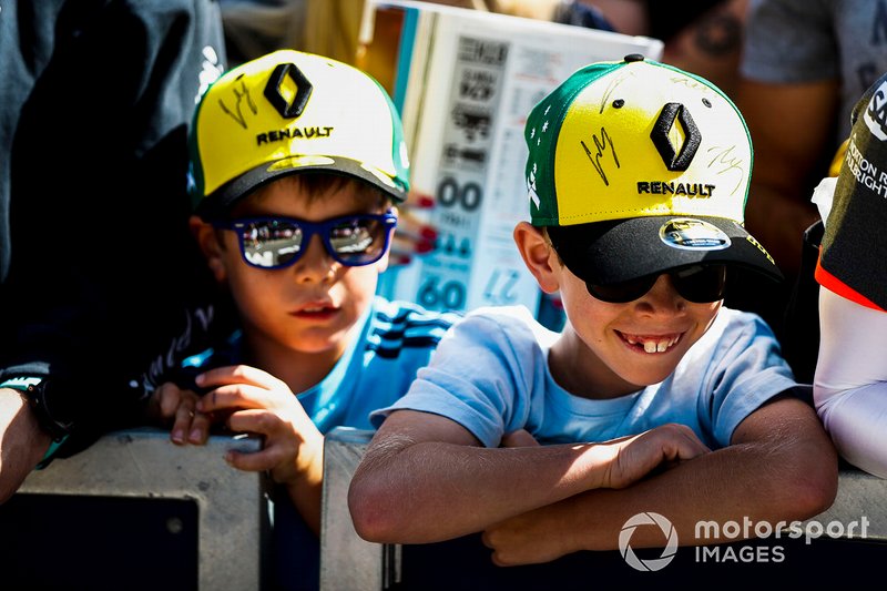 Young Renault fans