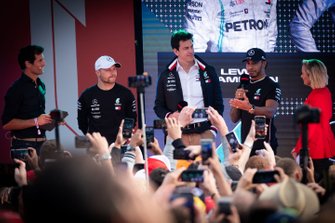 Mark Webber, Toto Wolff, Mercedes AMG F1 Director of Motorsport, Lewis Hamilton, Mercedes AMG F1, Valtteri Bottas, Mercedes AMG F1