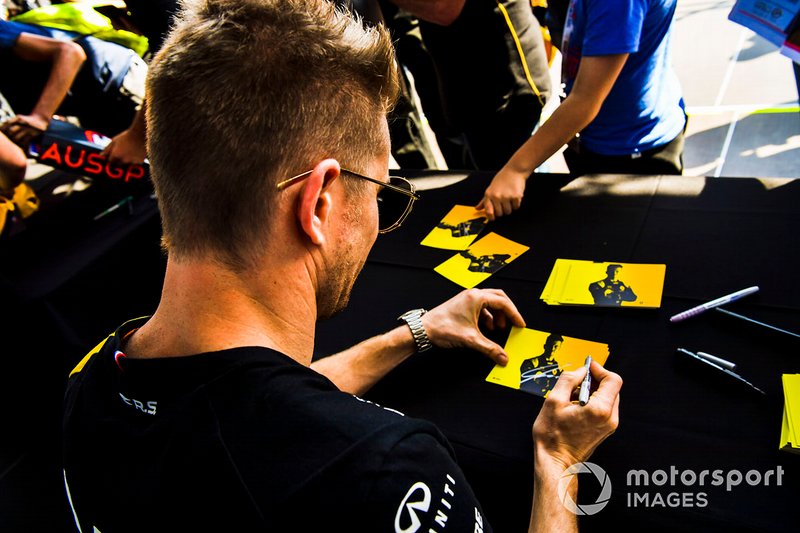 Nico Hulkenberg, Renault F1 Team signs autographs for fans