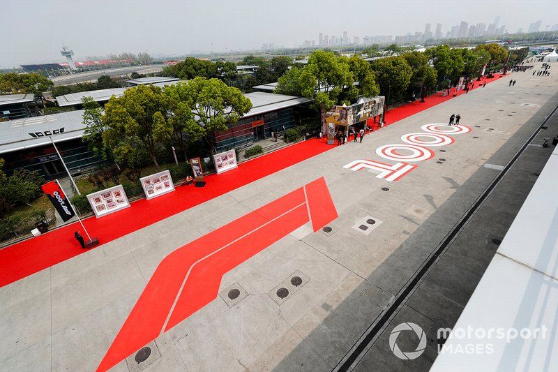 Coche y logo de las 1.000 carreras e la F1