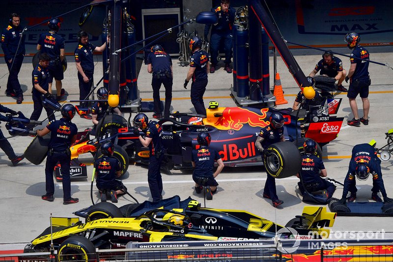 Pierre Gasly, Red Bull Racing RB15, Nico Hulkenberg, Renault F1 Team R.S. 19