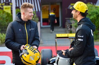 Daniel Ricciardo, Renault F1 Team, ve Nico Hulkenberg, Renault F1 Team, kaskları