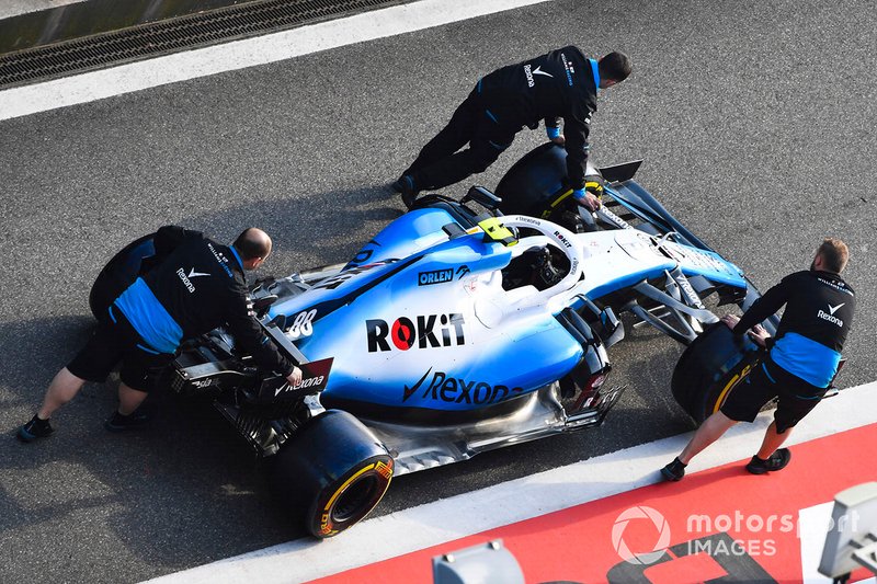 Una Williams FW42 viene spinta lungo la pit lane