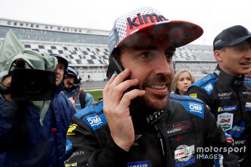 Fernando Alonso es felicitado tras su victoria en Daytona