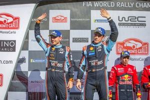 Podium : les deuxièmes Thierry Neuville, Nicolas Gilsoul, Hyundai Motorsport Hyundai i20 Coupe WRC