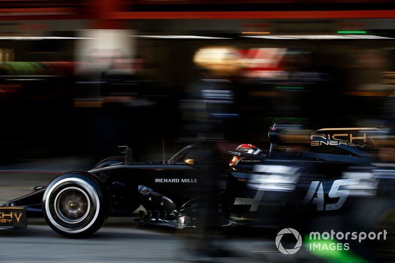 Romain Grosjean, Haas F1 Team VF-19 au stand