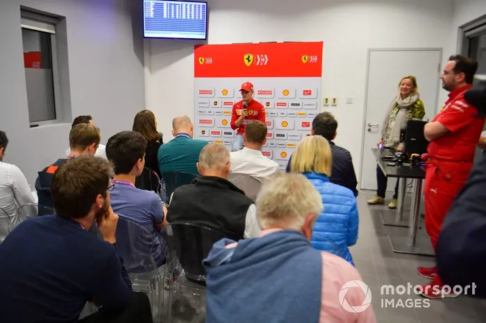 Mick Schumacher, Ferrari, en la conferencia de prensa