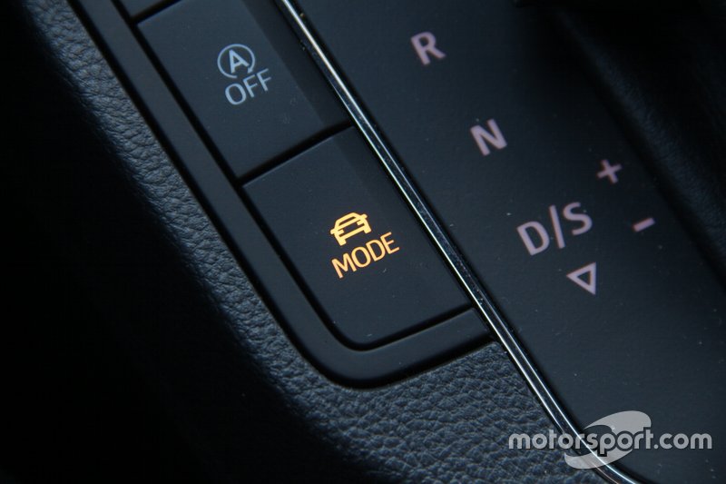 Керувати режимами SEAT Drive Profile можна як з монітору, так і натискаючи відповідну кнопку біля важеля коробки швидкостей.