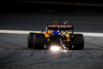 Des étincelles à l'arrière de la McLaren MCL34 de Lando Norris