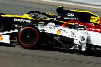 Nico Hulkenberg, Renault R.S. 19 ve Antonio Giovinazzi, Alfa Romeo Racing C38