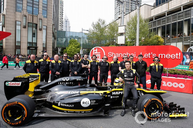 Guanyu Zhou, Renault F1 Team with the Renault F1 team