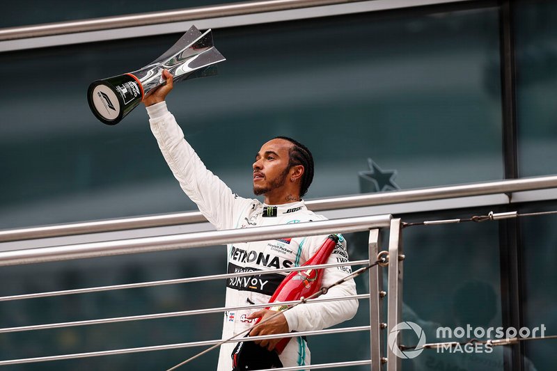 Lewis Hamilton, Mercedes AMG F1, vincitore, con il trofeo e lo champagne