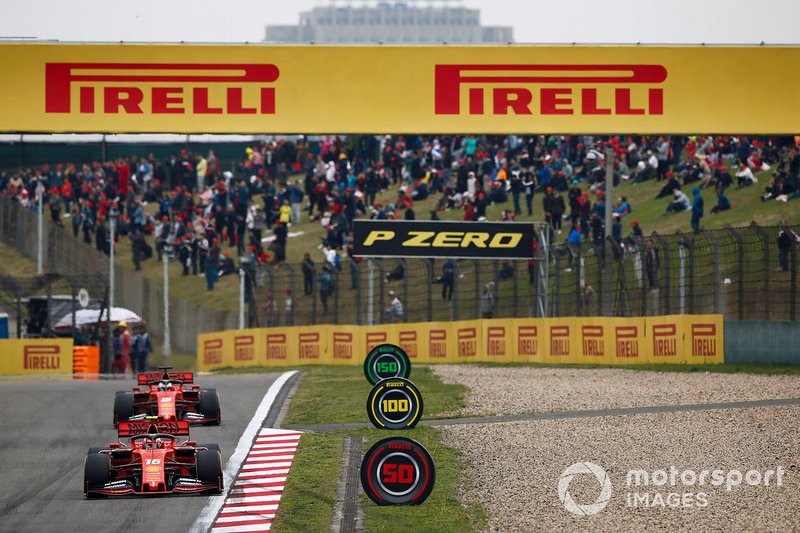 Charles Leclerc, Ferrari SF90, precede Sebastian Vettel, Ferrari SF90