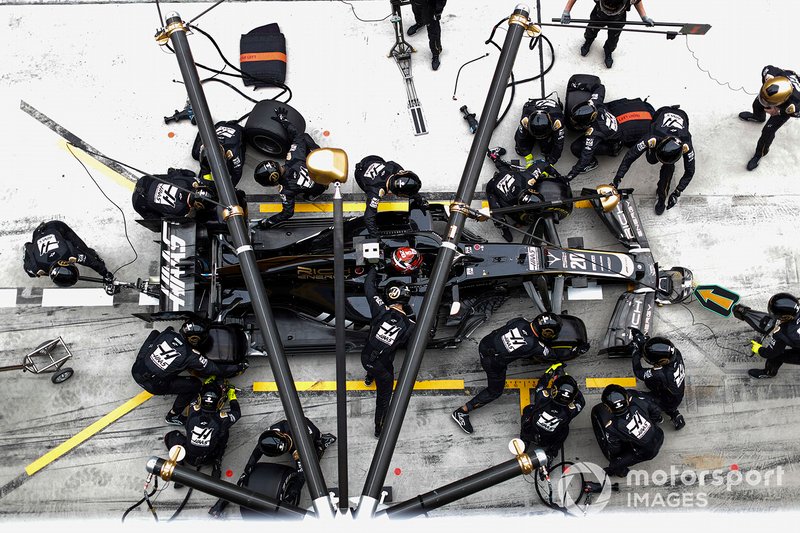 Kevin Magnussen, Haas F1 Team VF-19, dans les stands