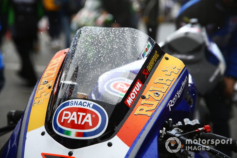 La moto di Michael van der Mark, Pata Yamaha con la neve sul cupolino