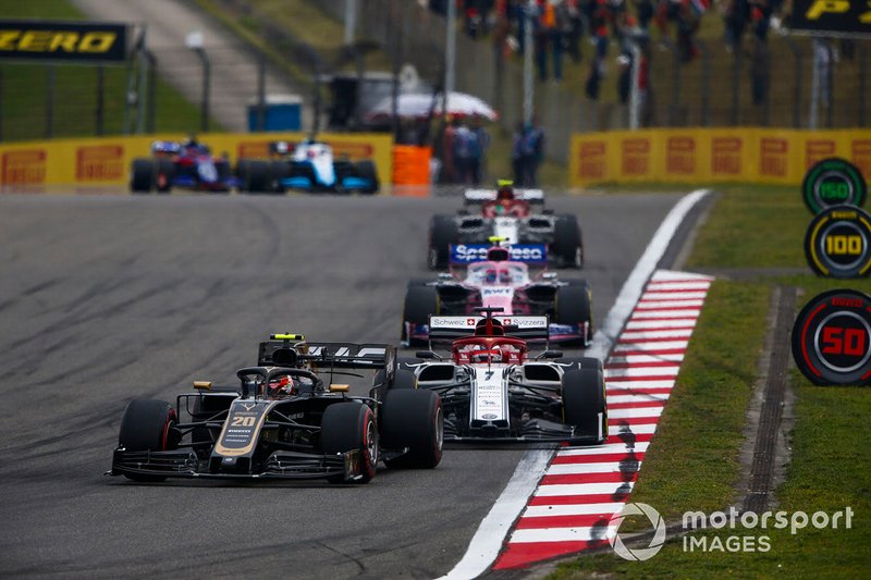 Kevin Magnussen, Haas F1 Team VF-19, Kimi Raikkonen, Alfa Romeo Racing C38