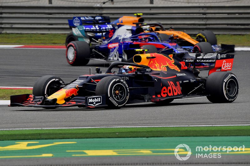 Pierre Gasly, Red Bull Racing RB15, precede Daniil Kvyat, Toro Rosso STR14, e Lando Norris, McLaren MCL34