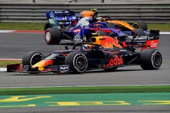 Pierre Gasly, Red Bull Racing RB15, devant Daniil Kvyat, Toro Rosso STR14, et Lando Norris, McLaren MCL34