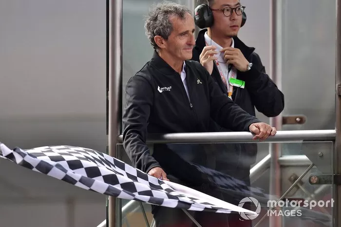 Hamilton na ponta: o inglês recebeu a bandeira quadriculada dada por Alain Prost
