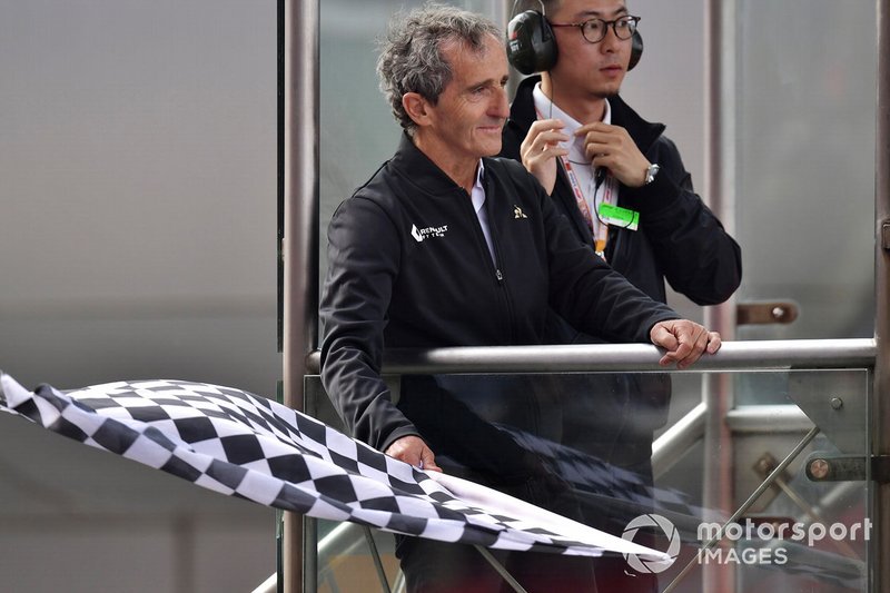 Alain Prost con la bandera a cuadros