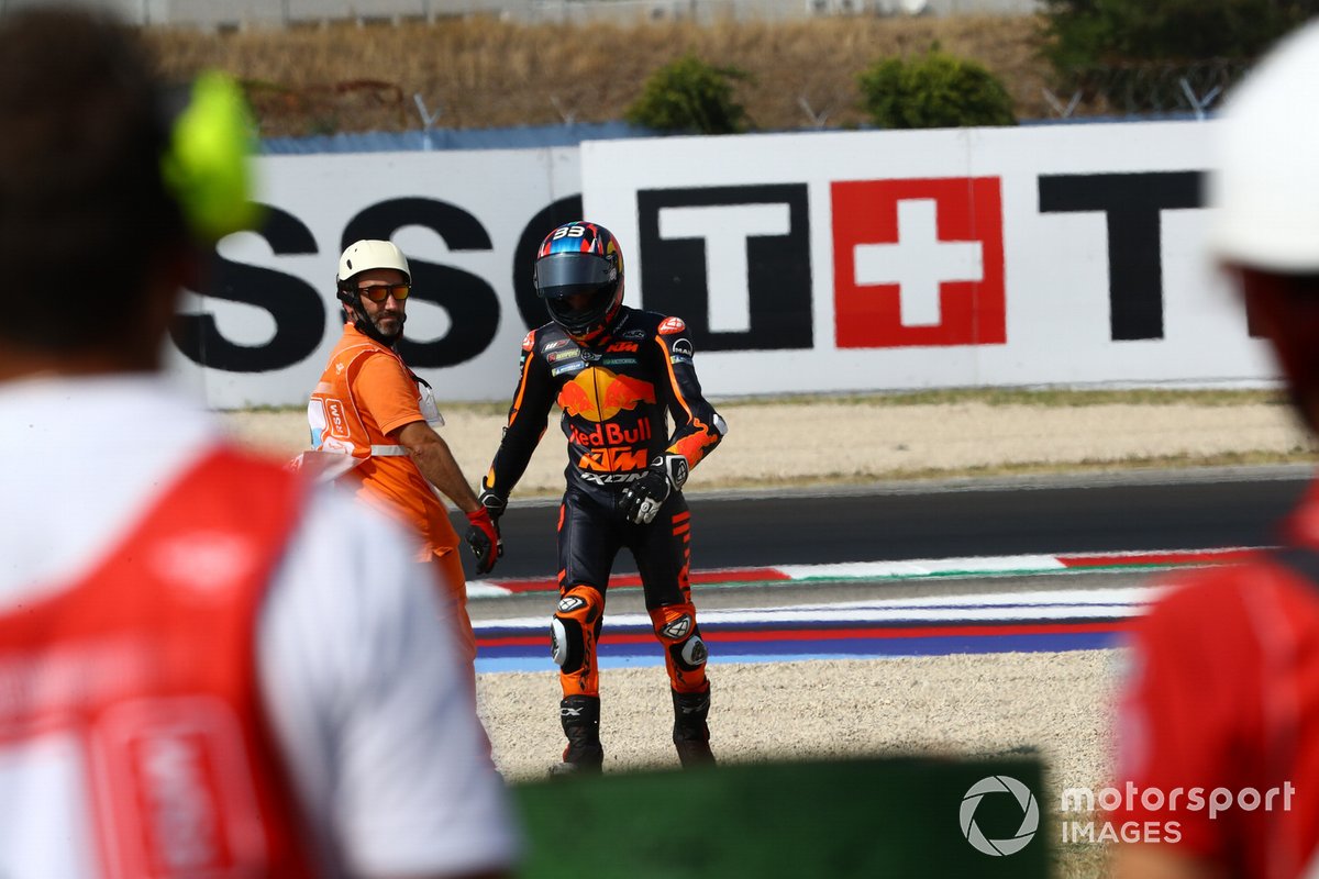 Brad Binder, Red Bull KTM Factory Racing después de su caída