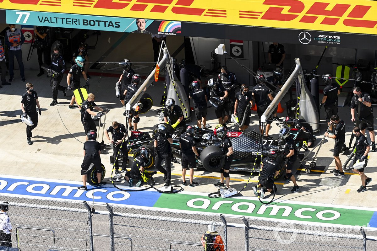 Valtteri Bottas, Mercedes F1 W11, ai box durante le prove libere