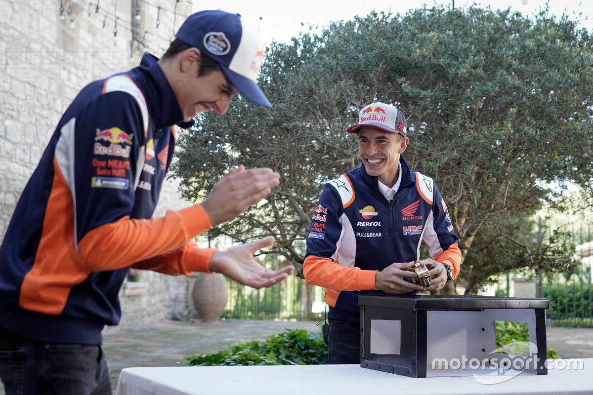 Marc Márquez y Alex Márquez en el juego de la Caja Sorpresa