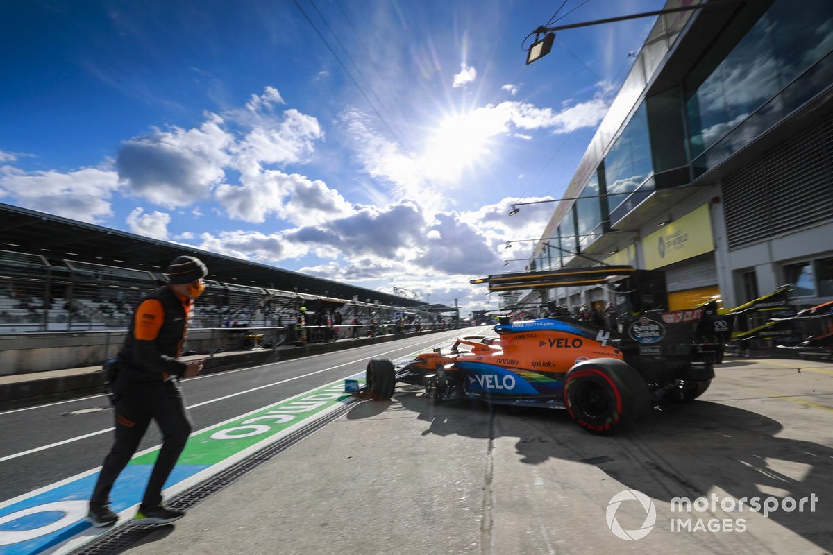 Lando Norris, McLaren MCL35, lascia il garage