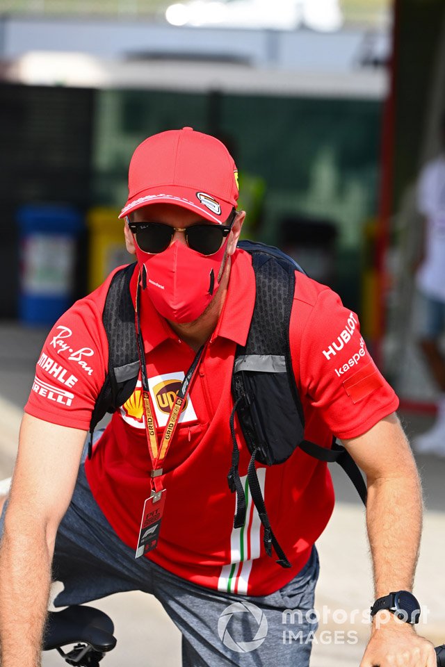 Sebastian Vettel, Ferrari, va in bicicletta nel paddock
