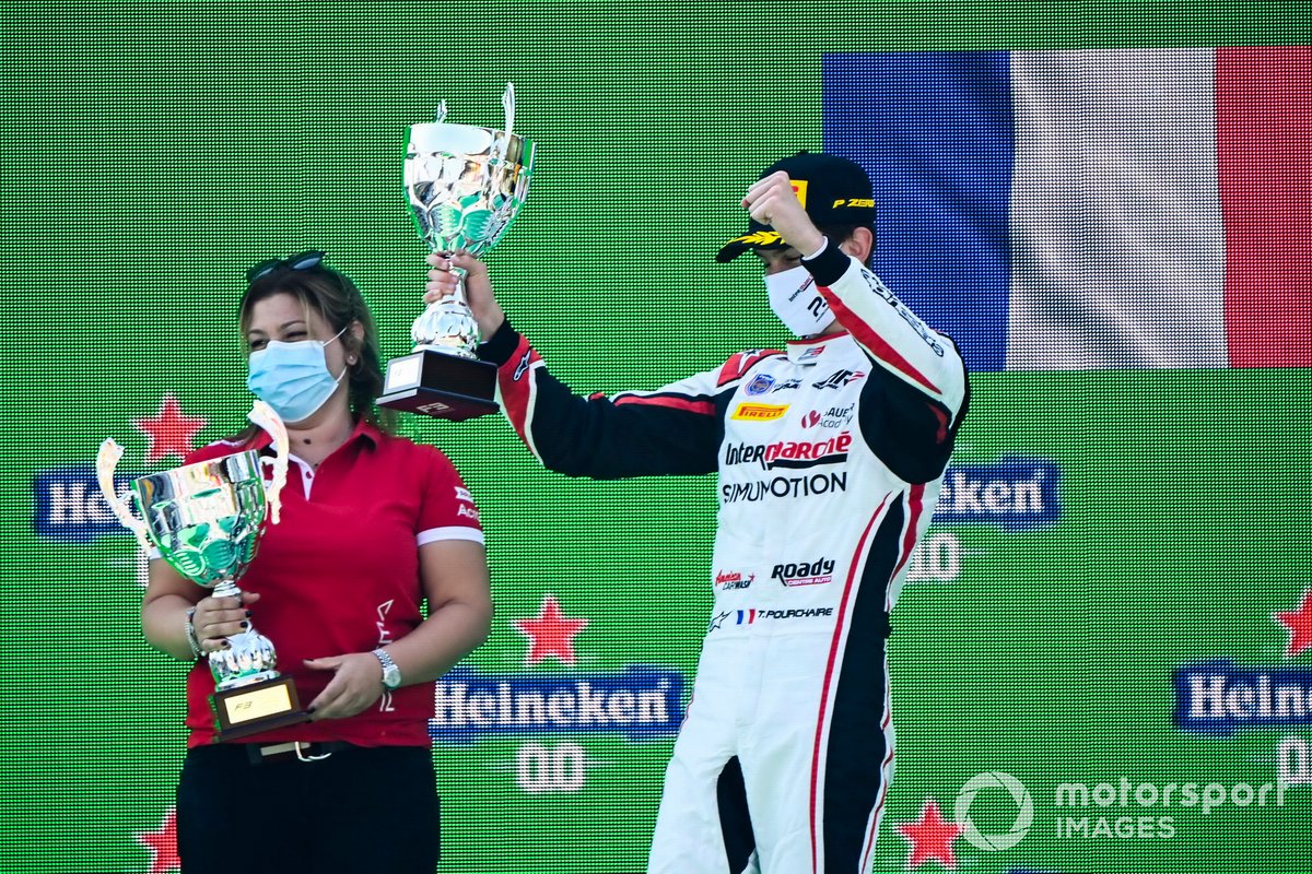 Il rappresentante dei costruttori vincitore e Theo Pourchaire, ART Grand Prix festeggia sul podio con il trofeo