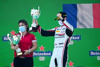 Winning Constructor Representative and Theo Pourchaire, ART Grand Prix celebrate on the podium with the trophy