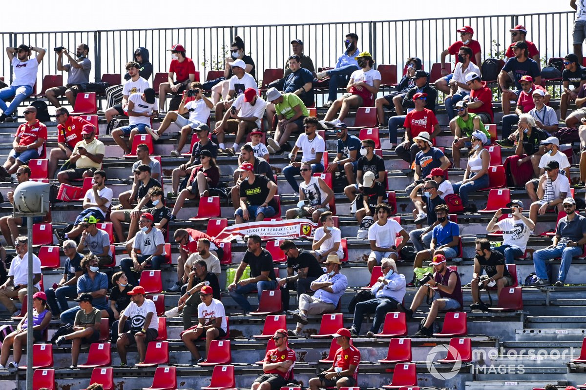 Fans en las tribunas