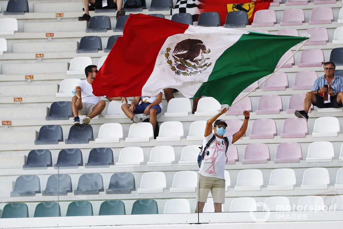 Un fanático de Sergio Pérez agita la bandera mexicana en una tribuna