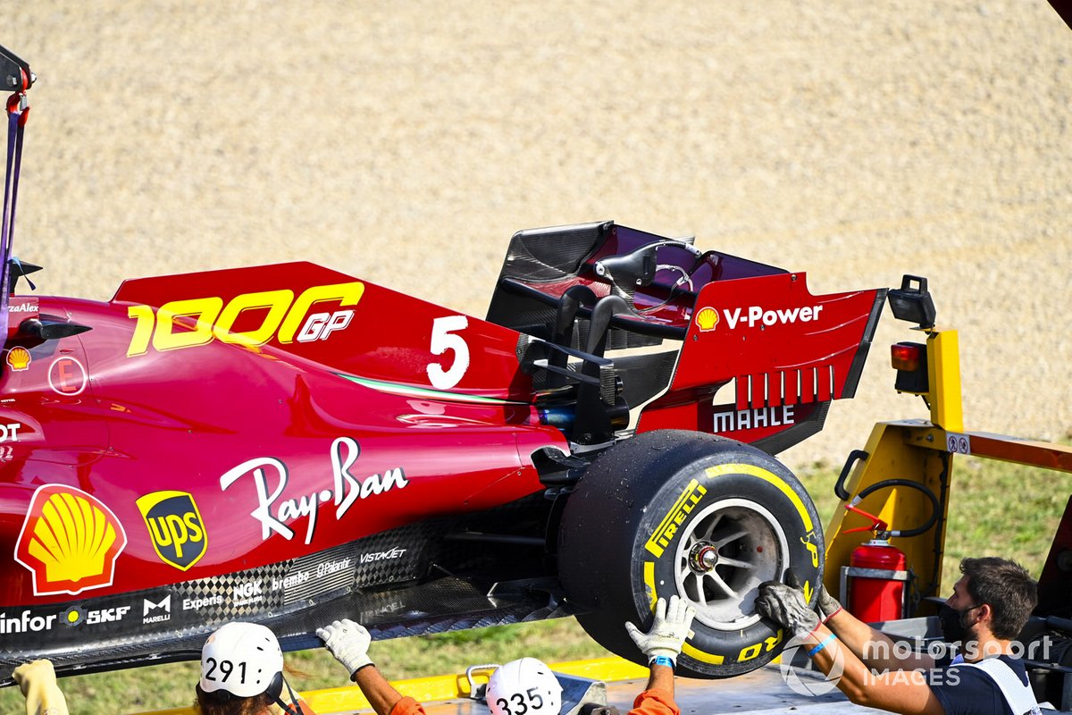 El monoplaza de Sebastian Vettel, Ferrari SF1000,es montado en una grúa