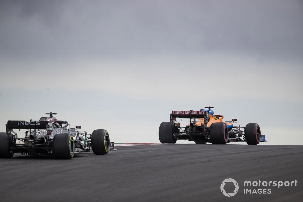 Carlos Sainz Jr., McLaren MCL35, Lewis Hamilton, Mercedes F1 W11