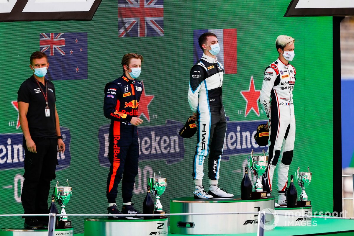 Liam Lawson, Hitech Grand Prix, el ganador Jake Hughes, HWA Racelab y Theo Pourchaire, ART Grand Prix, celebran en el podio