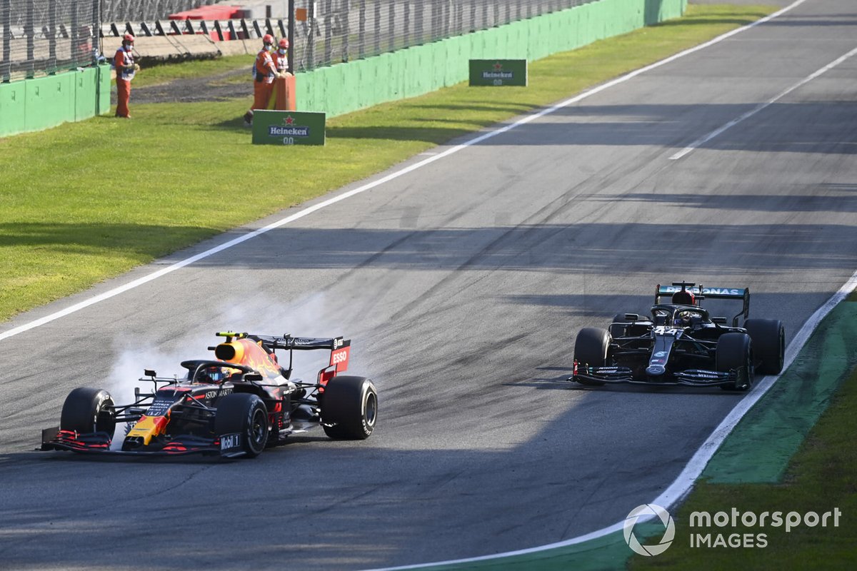 Alex Albon, Red Bull Racing RB16, frena davanti a Lewis Hamilton, Mercedes F1 W11