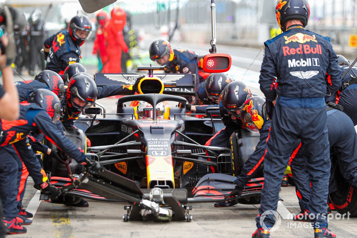 Max Verstappen, Red Bull Racing RB16, pit stop